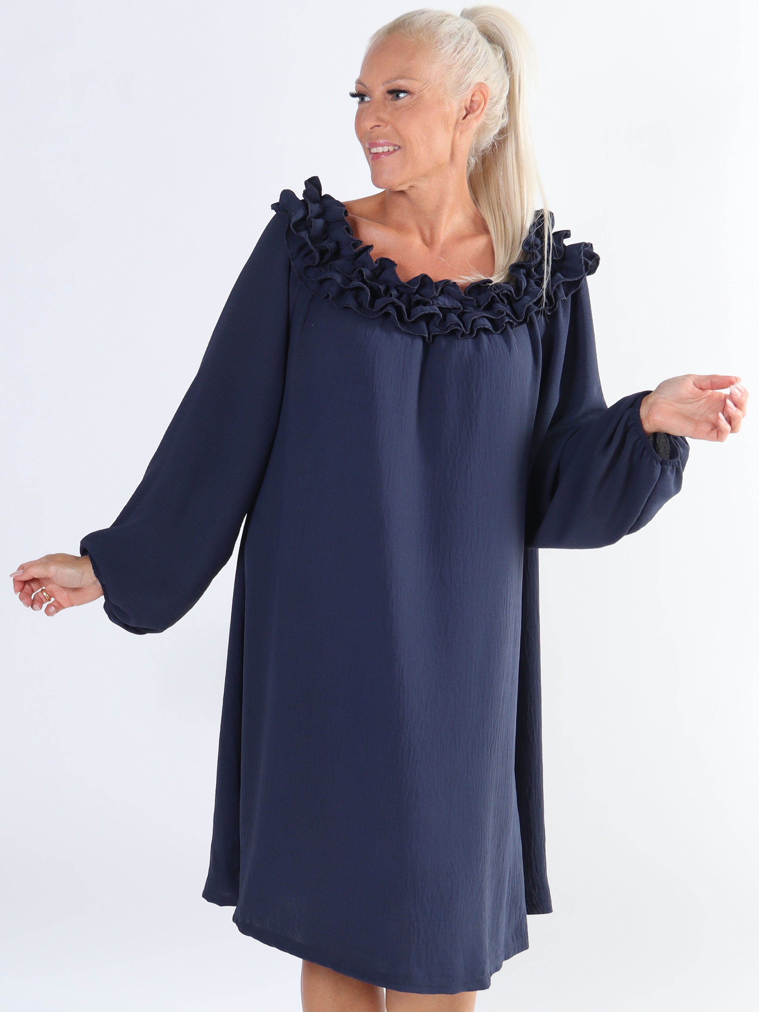 Chili Dress - Plus size kjole med lange ærmer og flæser